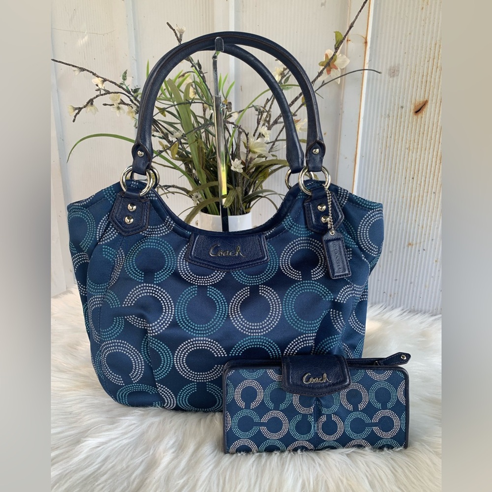 COACH MADISON SIGNATURE ABIGAIL SHOULDER BAG AND WALLET SET